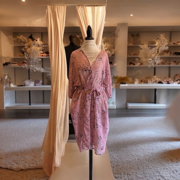 Sheer kimono. Can also be worn as a swimsuit cover up. Gorgeous mauve color. - Picture 1 of 17